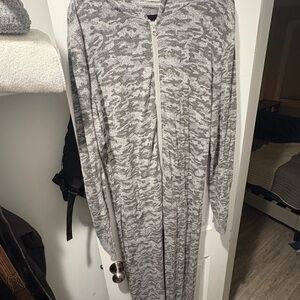Kenneth Cole Gray Camo one piece Mens pajama size L.